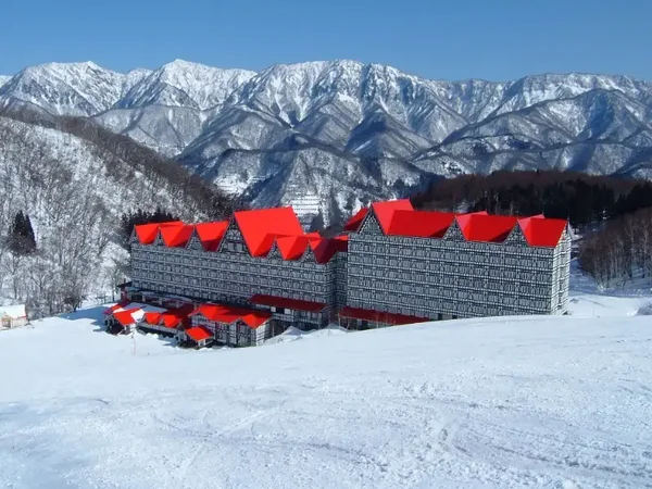 平日限定 夜発バス/東京・横浜・お台場発 ホテルグリーンプラザ白馬 白馬コルチナスキー場 滞在中リフト乗り放題&1泊につきレンタル1日券付|ゲレンデ目の前の好立地!豪華なディナーバイキングと展望岩風呂から望む大自然がおすすめ!1